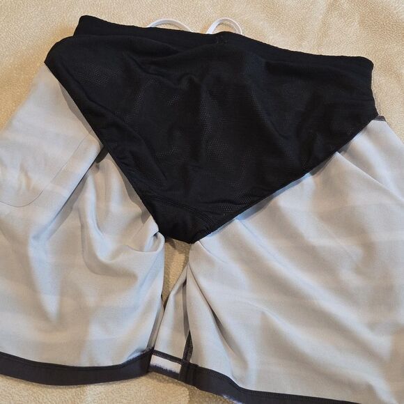 Lululemon Pool Short 7" Striped, Med - Picture 7 of 11